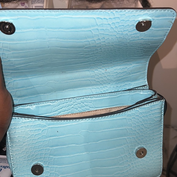 A Beautiful guess who has been wear just sometimes - Picture 2 of 4